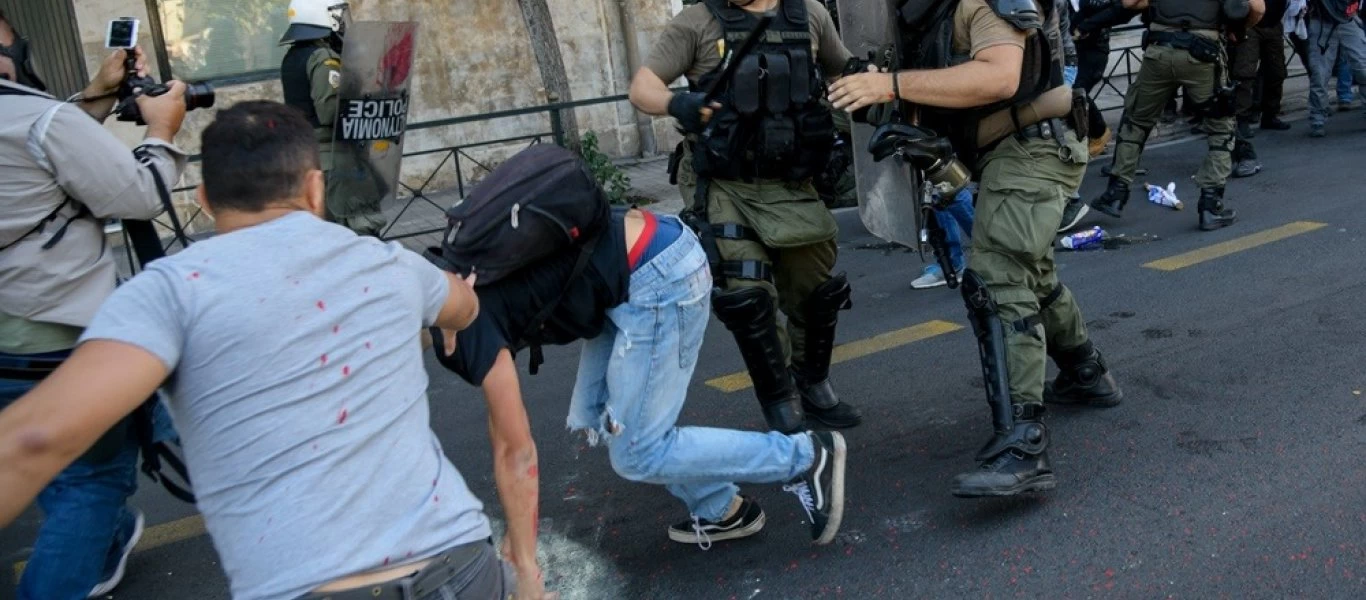 RT: Ανέβασε βίντεο από τα χθεσινά επεισόδια στο κέντρο της Αθήνας (βίντεο)